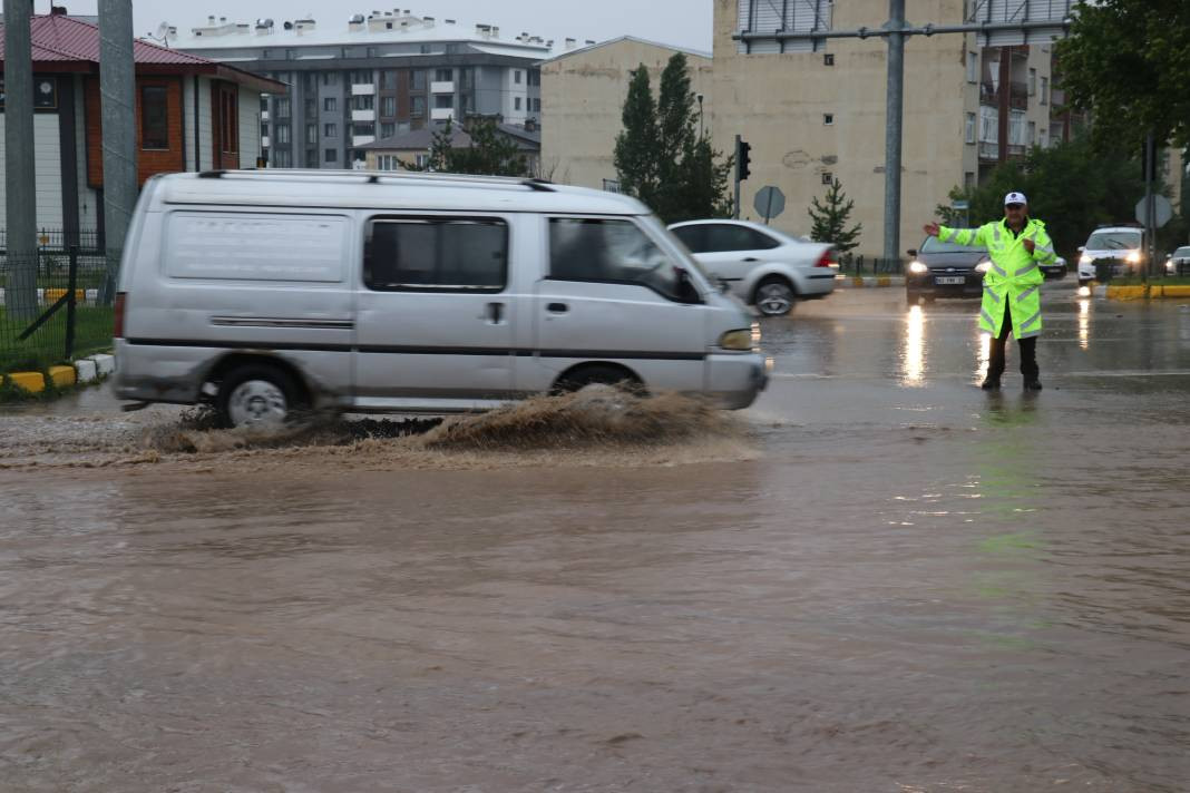 Erzurum'u sağanak vurdu! Evleri su bastı araçlar yolda mahsur kaldı - Resim: 24